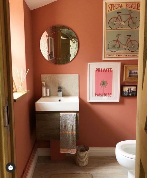 Terracotta Bathroom Walls Paint Colors, Terracotta Colour Bathroom, Bathroom Terracotta Walls, Terracotta Wall Color Bathroom, Salmon Bathroom Walls, Dark Pink Bathroom Ideas, Terracotta Walls Bathroom, Terracotta Toilet Room, Boho Terracotta Bathroom