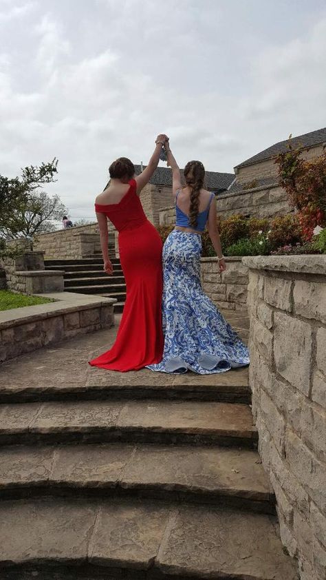 Prom Pictures With Best Friend, Funny Hoco Poses Best Friends, Prom Picture Ideas For Friends Group Poses, Prom Picture Poses For Friends Duo, Homecoming Picture Poses Friends, Prom Picture Poses For Friends, Best Friend Prom Pictures, Dress Best Friends, Prom Poses For Friends