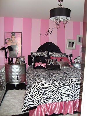 wall stripes - Audrey's room? Hot Pink And Black Room, 2010 Room, Hollywood Glamour Bedroom, Diva Bedroom, Room Decor Y2k, 2000s Room, Y2k Bedroom, 2024 Bedroom, Y2k Room