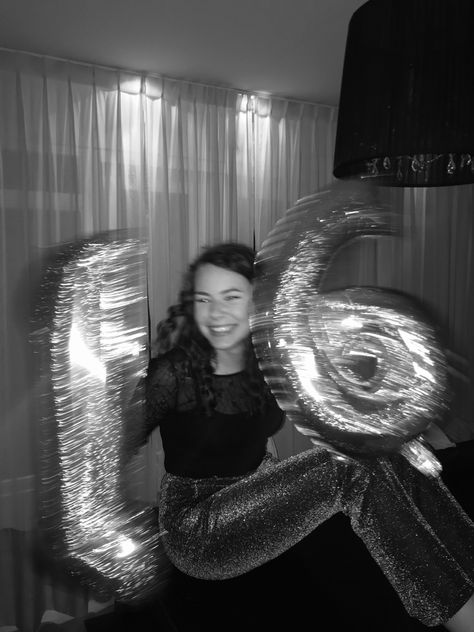 Birthday Balloon Poses, Birthday Poses With Balloons, Birthday Number Balloons Photo Ideas, Number Balloons Photoshoot, Sweet Sixteen Pictures, 21st Birthday Pictures, Balloons Pictures, Glitter Outfits, Helium Balloons Birthday