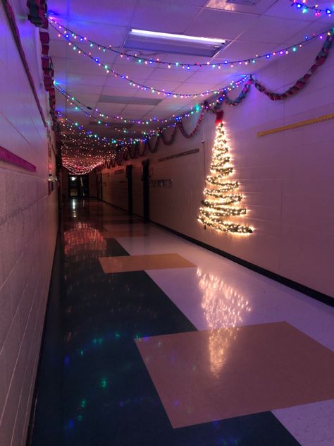 Colored lights, red and green paper chains, and a wall Christmas tree Hallway Decorating Christmas School, High School Hallway Christmas Decorations, Christmas Hall Decorations Hallways, Christmas Party Hall Decorations, Christmas Decor School Hallway, High School Christmas Decorations, Student Council Christmas Ideas, High School Hallway Decorations, Christmas Decorations For School Hallway