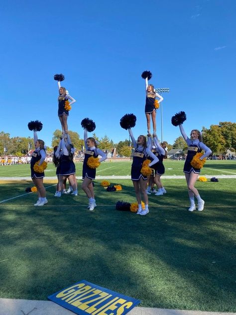 Sideline Cheer Aesthetic, Cheer Photo Poses, Cheerleading Football, Ryen Trevarrow, Cheer Aesthetic, Cheer Photo, Cheerleading Bags, Cheer Season, Sideline Cheer