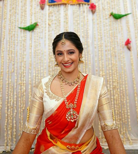 Red Saree And White Blouse, Silver Jari Saree Look, Modern Silk Saree Blouse Designs, Silk Saree Pattern Blouse Design, Kanjivaram Blouse Designs Back, Bridal Saree Blouse Designs Latest, Kanchipattu Saree Blouse Designs, Ikkat Saree Blouse Designs, Gold Saree With Contrast Blouse