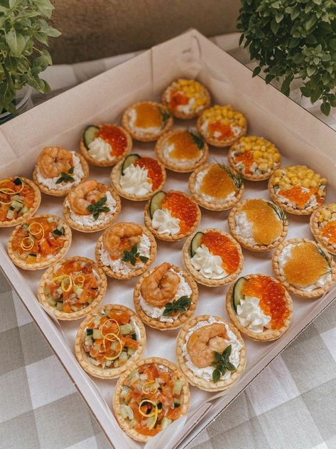 Appetizers ideas, delicious food ideas, delicious snacks ideas, healthy food ideas, healthy meals Best Christmas Destinations, Catering Food Displays, Quiche Recipes Easy, Best Travel Destinations, Christmas Destinations, Food Catering, Party Food Buffet, Catering Ideas Food, Party Food Platters