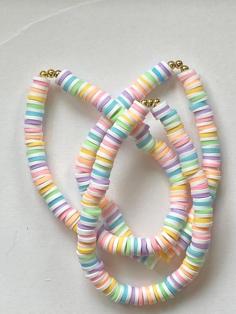 How To Make Bracelets With Flat Beads, Cute Bracelets With Clay Beads, Clay Bead Necklace Ideas, Bead Bracelet Design Ideas, Rainbow Clay Bead Bracelet, Bracelet Clay Bead, Make Clay Beads, Bracelet Business, Colorful Bead Bracelets