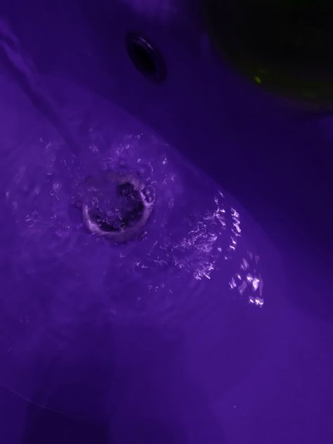 water aesthetic purple sink flowing water high resolution Cold Water Bath, Wallpaper Violet, Bath Wallpaper, Water Aesthetic, Aesthetic Purple, Flowing Water, Purple Aesthetic, Cold Water, Violet