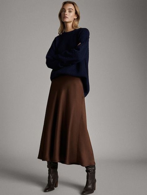 Satin Midi Skirt Midi Rok Outfit, Brown Skirt Outfit, Midi Skirt Outfit Winter, Long Brown Skirt, Satin Skirt Outfit, Midi Skirt Outfit, Winter Skirt Outfit, Midi Flare Skirt, Brown Skirt