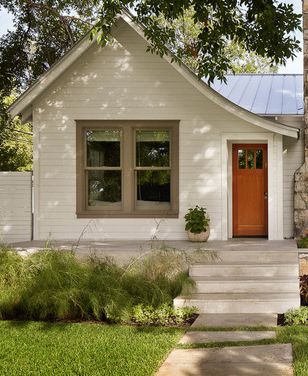 Extend narrow concrete stoop across front of house - possibly? Brown Roofs, Best Exterior Paint, House Paint Color Combination, Front Door Paint Colors, Exterior Signage, Door Paint Colors, Exterior Modern, Painted Front Doors, Exterior Paint Colors For House