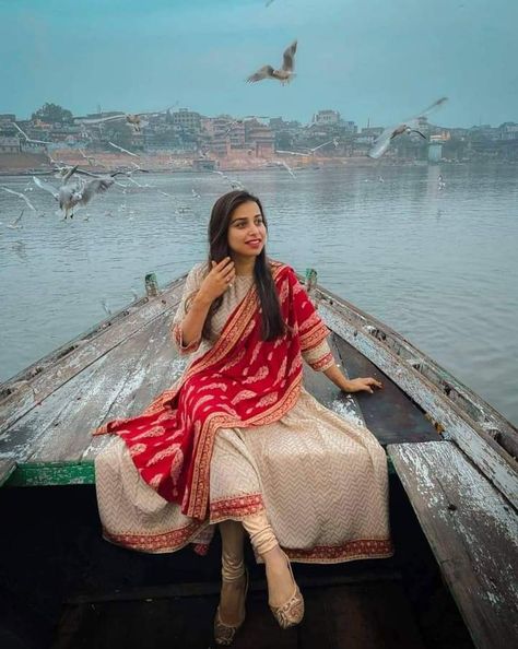 Varanasi Photography Beautiful, Best Poses For Photography, Wedding Photoshoot Poses, Travel Pictures Poses, Indian Photoshoot, Stylish Photo Pose, Ethnic Looks, Classy Photography, Fashion Photography Poses