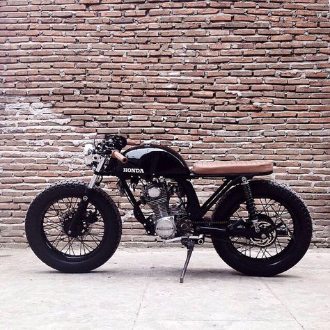 Honda Cafe Racer #racer #cafe #honda #custom #caferacer #cb125 #motorcycle Honda Cafe Racer, Honda Cb125, Yamaha Sr400, Brat Cafe, Motor Mobil, Bobber Custom, Мотоциклы Cafe Racers, Moto Cafe, Motos Honda