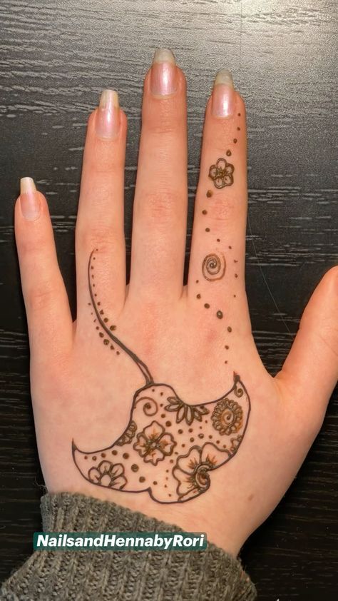 Stingray Henna Designs, Henna Tattoo Sea Animals, Henna Designs Stingray, Stingray Flower Tattoo, Henna Designs Ideas, Hannah Tattoo Ideas, Henna Designs Easy Flower, Henna Sea Animals, Tattoo Ideas Sea Life