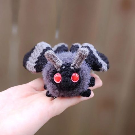 Mothman 🚫 Mothbaby ✅️ (jk I love both, who am I kidding 🤣) Another adorably spooky iteration of this cute lil moth! 🥹 I followed the rosy maple moth variation in the pattern (with different colors ofc) and tried my hand at some fuzzy yarn again to give him the signature moth floof. 🗒 Pattern: @calicocatcrochet 🧶 Yarn: @michaelsstores Loops & Threads Soft Classic, @lionbrandyarn Feels Like Bliss Moth Crochet Pattern, Moth Crochet, Poodle Moth, Maple Moth, Rosy Maple Moth, Toys Crochet, Pink Poodle, Fun Crochet, Luna Moth