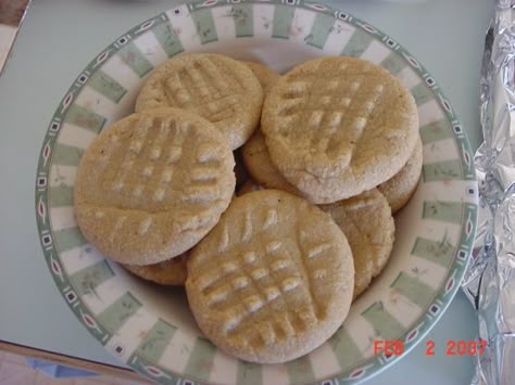 Make and share this Mrs. Field's Soft and Chewy Peanut Butter Cookies recipe from Food.com. Mrs Fields Cookie Recipe, Peanut Butter Cookie Recipe Soft, Chewy Peanut Butter Cookie Recipe, Mrs Fields Cookies, Healthy Peanut Butter Cookies, Mrs Fields, Soft Peanut Butter Cookies, Date Cookies, Butter Desserts