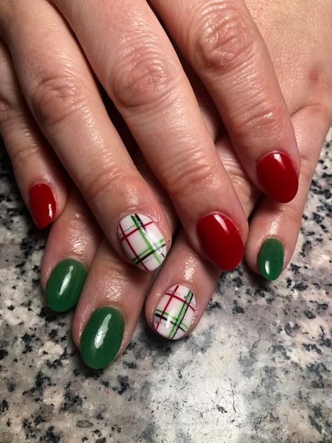 Christmas Nails Short Plaid, Christmas Nails 2023 Plaid, December Nails Red And Green, Easy Plaid Nails, Red And Green Striped Nails, Green Plaid Nail Designs, Plaid Xmas Nails, Christmas Nails Tartan, Plaid Christmas Nail Designs