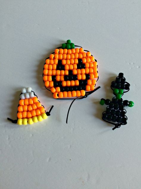 Pony Bead Patterns Halloween, Pony Bead Crafts Keychains, Pony Bead Keychain Patterns, Pony Bead Animals, Pony Bead Projects, Halloween Crafts Preschool, Pony Bead Crafts, Seed Bead Crafts, Quick And Easy Crafts