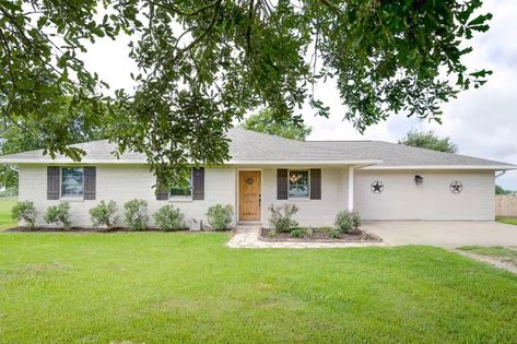 White Brick Ranch House Exterior, Brick Ranch House Exterior, Painted Brick Ranch House, Ranch House Exterior Colors, Ranch Style House Exterior, White Painted Brick Exterior, Modern Ranch House Exterior, Painted Brick Ranch, Small Ranch House