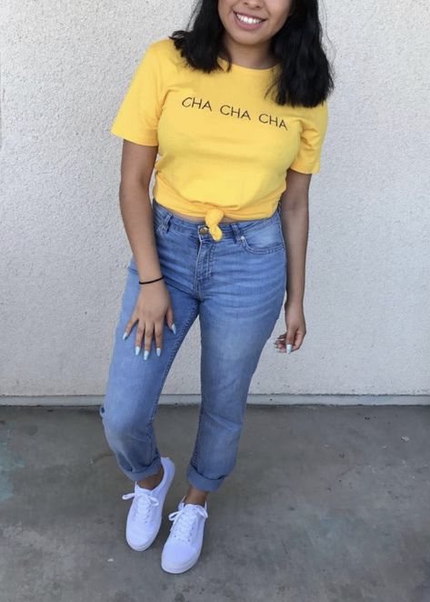 Yellow Tee Outfit, Yellow Tshirt Outfits Women, Yellow T Shirt Outfit, Adidas Shirt Outfit, Outfit Tenis, Yellow Shirt Outfit, Adidas Shirt Women, Realistic Fashion, Shirt Outfit Ideas