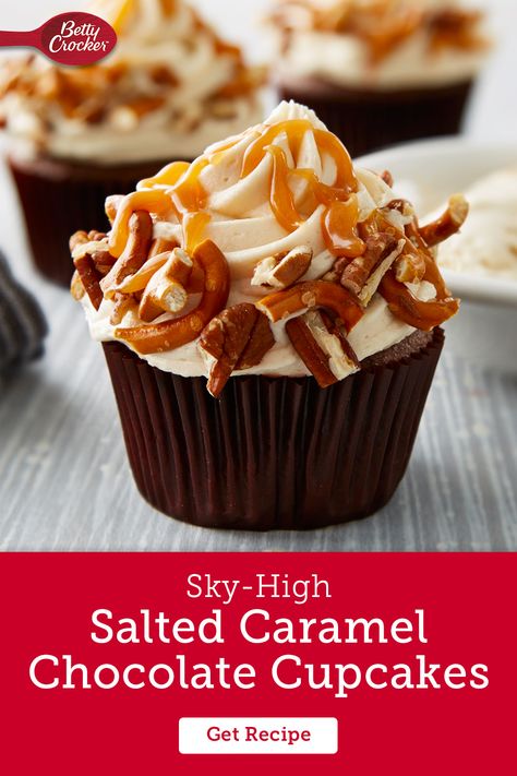 You'll love every bite of these salted caramel chocolate cupcakes! If you were looking for new chocolate cupcake ideas this recipe is an easier version of the Sky-High Salted Caramel Chocolate Layer Cake. Make it with Betty Crocker cake mix for a decadent way to say "Happy Birthday!" Caramel Pretzel Cupcakes, Recipes Cupcakes, Birthday Dessert, Caramel Cupcakes, Cupcakes Ideas, Food Vegetarian, Salted Caramel Chocolate, Cupcakes Recipe, Caramel Chocolate