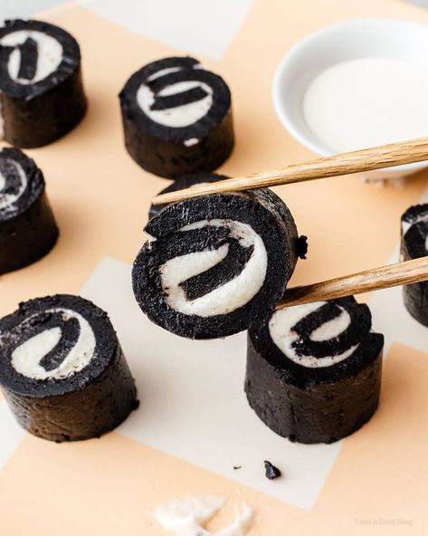 Oreo Sushi · i am a food blog Oreo Sushi Recipe, Oreo Sushi Roll Recipe, Oreo Sushi Roll, Oreo Deserts, Oreo Snacks, Oreo Sushi, Oreo Roll, Candy Sushi Rolls, Oreo Food