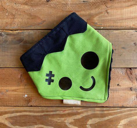 Halloween Pet Bandana, Dog Themed Crafts, Dog Boutique Ideas, Cute Dog Halloween Costumes, Harry Potter Dog, Halloween Bandana, Halloween Green, Halloween Frankenstein, Halloween Dog Bandana