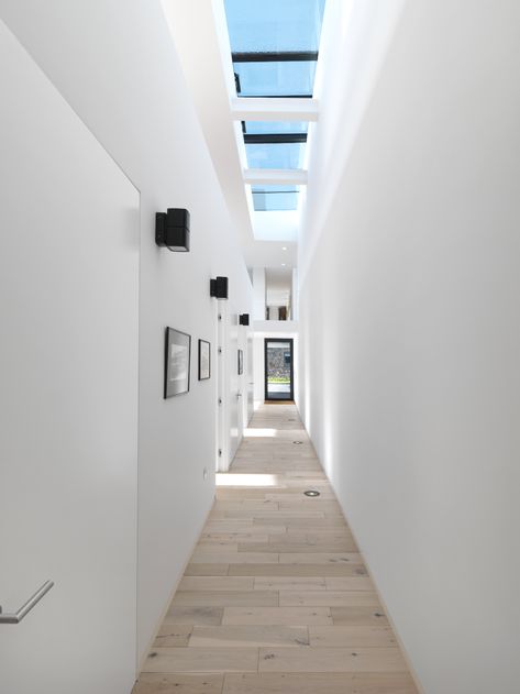 Upside Down House, Australia House, Sky Light, Rammed Earth, Concealed Hinges, Space Photos, Front Entrance, Luz Natural, Roof Design