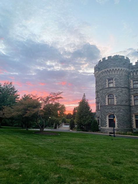 Endicott College Aesthetic, Romanizing School, Endicott College, East Coast Aesthetic, College Core, Coast Aesthetic, Academia Light, Aesthetic Dream, College Aesthetic