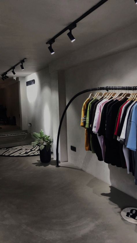 Clothing Brand Warehouse Aesthetic, Warehouse Decor Ideas, Mezon Decoration, Small Showroom Ideas, Aesthetic Clothing Store Interior, Small Clothing Store Interior, Clothing Showroom, Black Store, Store Shelves Design