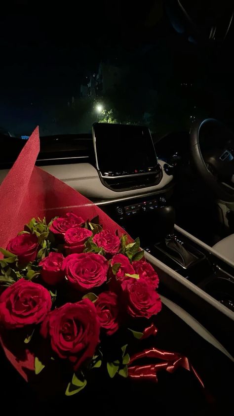 Flower Bouquet In Car, Bouquet In Car, Roses In Car, Flower Bouquet Snapchat Story, Baby Bear Tattoo, Rosé Snapchat, Luxury Flower Bouquets, Gifts For Gf, Red Bouquet