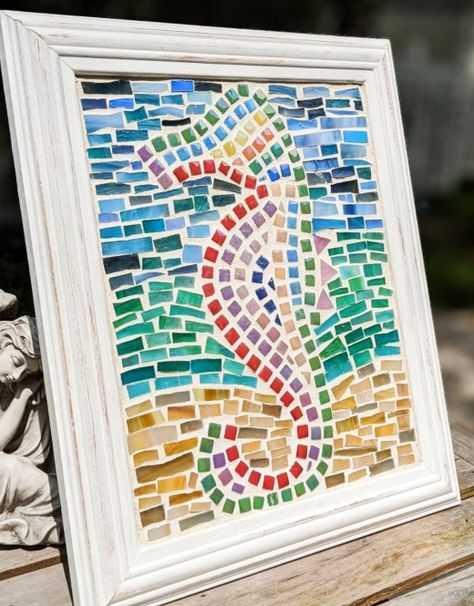 Diy Mosaic Ideas, Sanibel Island Shells, Beach Mosaic, Mosaic Bottles, Mosaic Stepping Stones, Shell Mosaic, Diy Mosaic, Beach Finds, Coastal Gardens