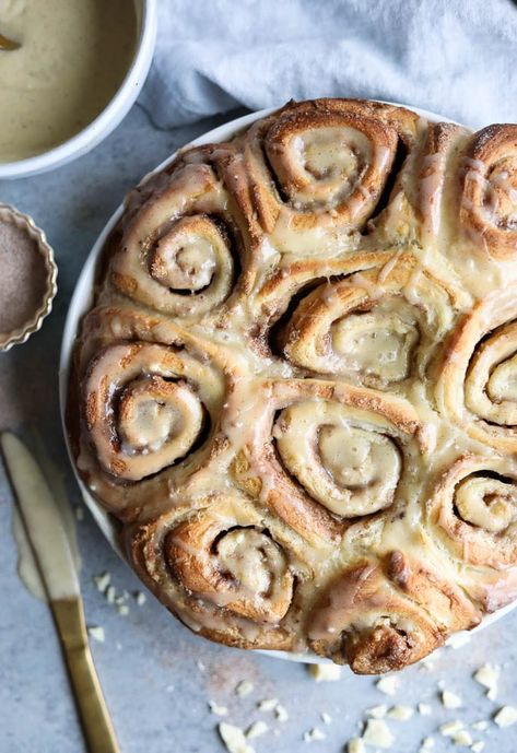 White Chocolate Vanilla Bean Cinnamon Rolls White Chocolate Cinnamon Rolls, Chocolate Cinnamon Rolls, White Chocolate Cream, Sweet Roll Recipe, Vanilla Recipes, Chocolate Roll, Fun Baking, Chocolate Cream Cheese, Sweet Rolls