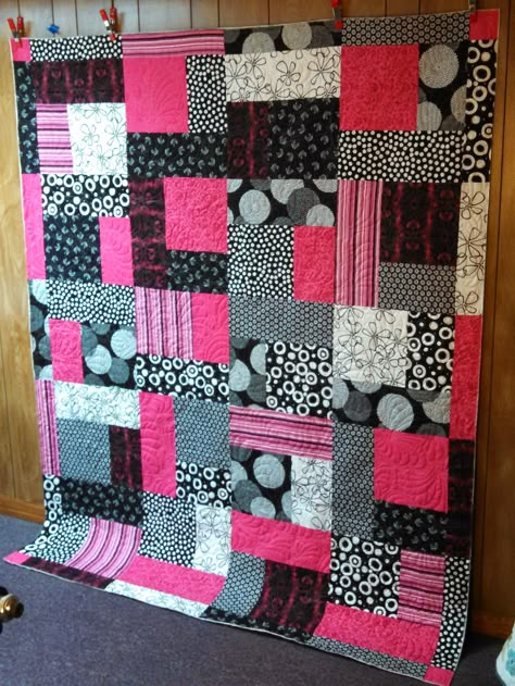 Novelty Quilts, Tattoos Architecture, Blue Quilt Patterns, Animals Tattoos, Girl Quilts, Pink Quilt, Big Block Quilts, Black And White Quilts, White Quilts