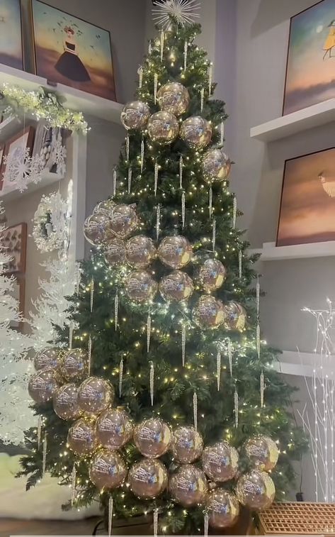 Christmas Tree With Green Lights, Christmas Tree With Beads, Christmas Tree Decor Ideas Simple, Real Christmas Tree Decorated, Ornament Clusters On Tree, Pencil Tree Decorating Ideas, Elegant Christmas Tree Decorations, Christmas Tree Decorations Ribbon, Christmas Tree Village