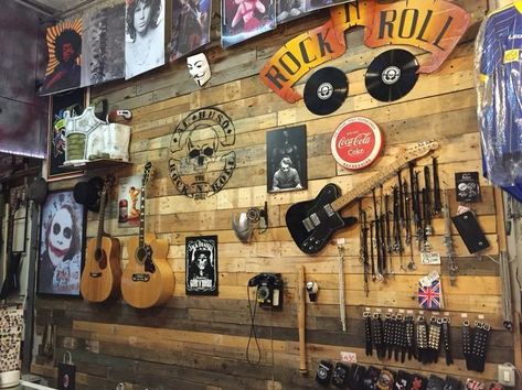 Rock And Roll Man Cave, Rock Bar Design, Modern Rock Aesthetic, Rock N Roll Aesthetic Bedroom, Rock And Roll Aesthetic Room, Rock N Roll Living Room, Rock N Roll Decor, Gear Room Organization, Rock And Roll Decor