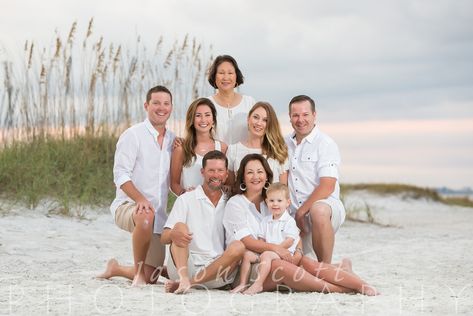 Beach Family Photography Poses, Family Beach Pictures Poses, Beach Photoshoot Family, Family Beach Session, Group Photo Poses, Big Family Photos, Beach Photography Family, Family Beach Portraits, Family Photoshoot Poses