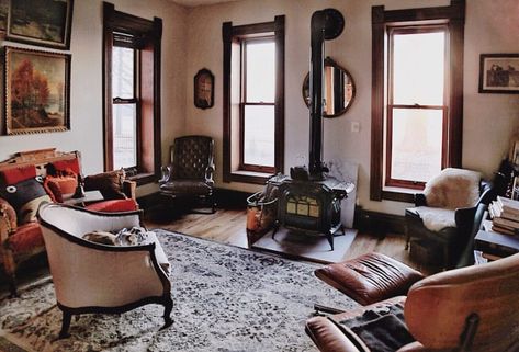 This Is What a 1870s Italianate Farmhouse in Iowa Looks Like on the Inside (& We Approve) — House Call 1910s Interior Design, Victorian Style Interior, Farmhouse Beige, Beige Living Room, Colonial Home Decor, Craftsman Decor, Colonial Farmhouse, Victorian Style Homes, Victorian Farmhouse