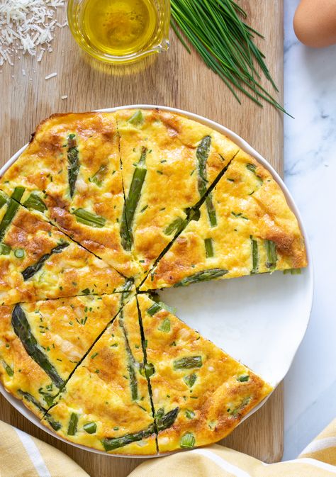 Bursting with flavour, this classic Italian asparagus frittata is the perfect spring recipe for a quick delicious meal. Make it for breakfast, lunch or dinner! Italian Asparagus, Cheesy Recipes Easy, Asparagus Goat Cheese, Fritata Recipe, Parmesan Crusted Zucchini, Asparagus Egg, Asparagus Frittata, Quick Delicious Meals, Chicken Tagine