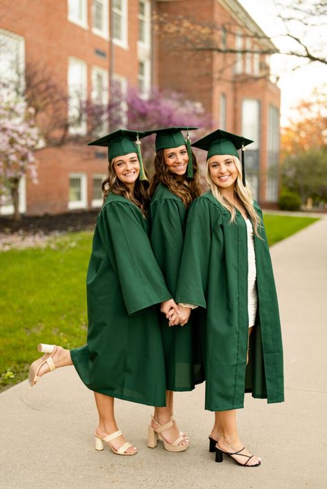 Senior Pictures With Friends, Graduation Poses Cap And Gown, Outfits For Senior Pictures, Cap Gown Photos, Cap And Gown Senior Pictures, College Grad Pictures, College Grad Photos, Cap And Gown Photos, Cap And Gown Pictures