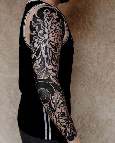 Asian Tattoo Sleeve, Crisantemo Tattoo, Japanese Fish Tattoo, Lion Chest Tattoo, Left Arm Tattoos, Tattoo Japanese Style, Chrysanthemum Tattoo, Full Sleeve Tattoo Design, Work Tattoo