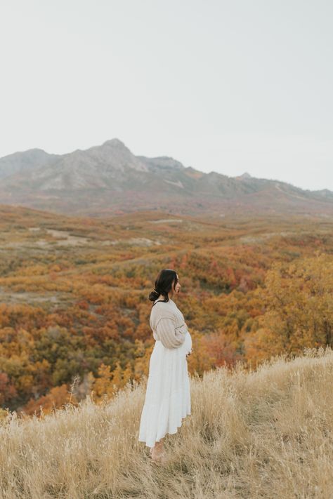 Mountain Maternity Pictures, Diy Fall Maternity Pictures, Apple Picking Maternity Photos, Utah Maternity Photography, Adventure Maternity Shoot, Fall Photoshoot Maternity, Fall Maternity Shoot Ideas, Autumn Maternity Photoshoot, Fall Maternity Photos Family