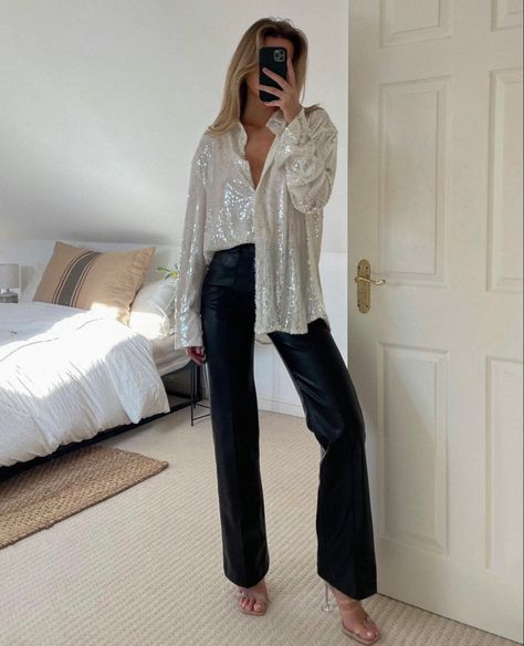 Sequin Shirt Outfit, Simple Nye Outfit, Chic Christmas Party, Amy Ward, Christmas Party Fashion, Winter Outfits Christmas, Fringe Pants, Nye Fashion, Christmas Party Outfit