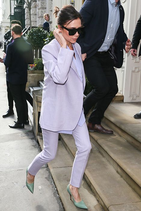 Victoria Beckham wearing a lilac suit Sylvie Meis Style, Pastel Suit, Green Shoes Outfit, Mint Green Shoes, Petite Celebrities, Mint Shoes, Victoria Beckham Outfits, Victoria Beckham Style, Shoes Outfit