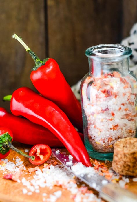 how to make hot chilli salt Homemade Chilli, Dry Soup Mix, Spicy Chilli, Homemade Pantry, Flavored Salts, Hot And Spicy, Sustainable Christmas, Lemon Salt, Soup Mixes