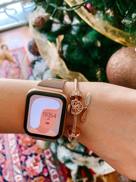 Pandora Bracelet And Apple Watch, Apple Watch Pandora Bracelet, Rose Gold Apple Watch Band Ideas, Apple Watch And Pandora Bracelet, Bracelet And Apple Watch, Apple Watch Outfits Women, Apple Watch Style Women, Apple Watch Outfit, Apple Watch Rose Gold