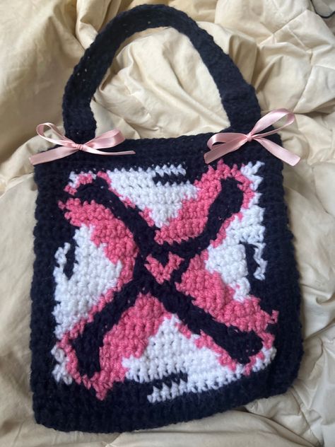 chaos chapter fight or escape crochet bag Txt Crochet, Skz Crochet, Crochet Ninja Turtle, Kpop Crochet, Pixel Crochet, Crochet Business, Crochet Girls, Crochet Tapestry, Fun Crochet Projects