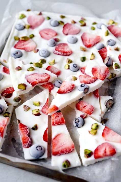 Creamy Greek yogurt is sprinkled with fresh strawberries, blueberries and crunchy pistachios checking all the boxes for a yummy treat! Yogurt Bark Recipe Frozen, Yoghurt Bark, Frozen Yogurt Blueberries, Yogurt Bark Recipe, Homemade Sorbet, Frozen Yogurt Bark, Yogurt Bark, Yogurt Bar, Fruit Pops