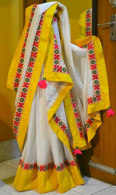 Sadu Bharat Chaniyacholi, Haldi Ceremony Outfit Simple, Sadu Bharat, Indian Bridal Wear Red, Exclusive Saree Blouse Designs, Knitting Bag Sewing, Saree Jacket Designs, Saree Wearing Styles, Homemade Bows