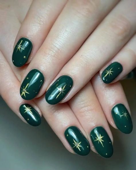 26 Stunning Green and Gold Nail Designs for Ultimate Inspiration Dark Green Prom Nails, Green And Gold Nail Designs, Green Prom Nails, Green And Gold Nails, Gold Holiday Nails, Prom Things, Biab Nails, Emerald Nails, Nail Goals