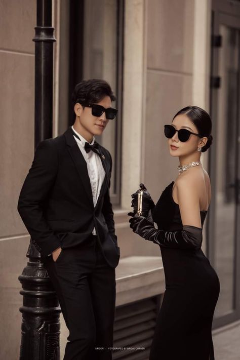 Couple Outfits Prewedding, Best Prewedding Photo Ideas, Black Outfit Prewedding, Couple Elegant Photoshoot, Couple Fashion Shoot, Engagement Photos All Black, Black Dress Prewedding, Mafia Wedding Photoshoot, Korean Wedding Theme