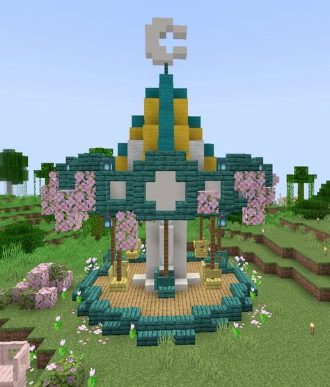 Minecraft Gift Shop Build, Cute Minecraft Rollercoaster, Amusment Parks Minecraft, Theme Park Minecraft Ideas, Minecraft Theme Park Builds, Kidcore Minecraft Builds, Ferris Wheel Minecraft, Circus Minecraft Build, Minecraft Amusement Park Entrance