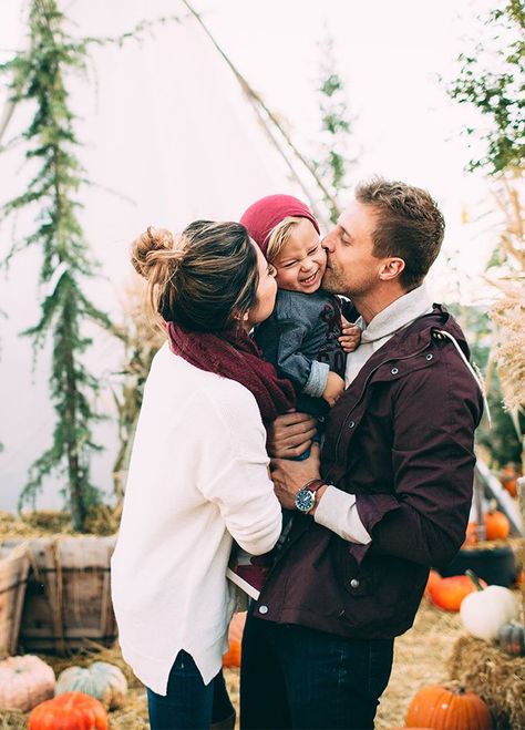 Love this family photo. So much sweetness! Portret Feminin, Family Christmas Pictures, Fall Family Pictures, Family Of 3, Shotting Photo, Christmas Family Photos, Foto Tips, Fall Family Photos, Family Posing